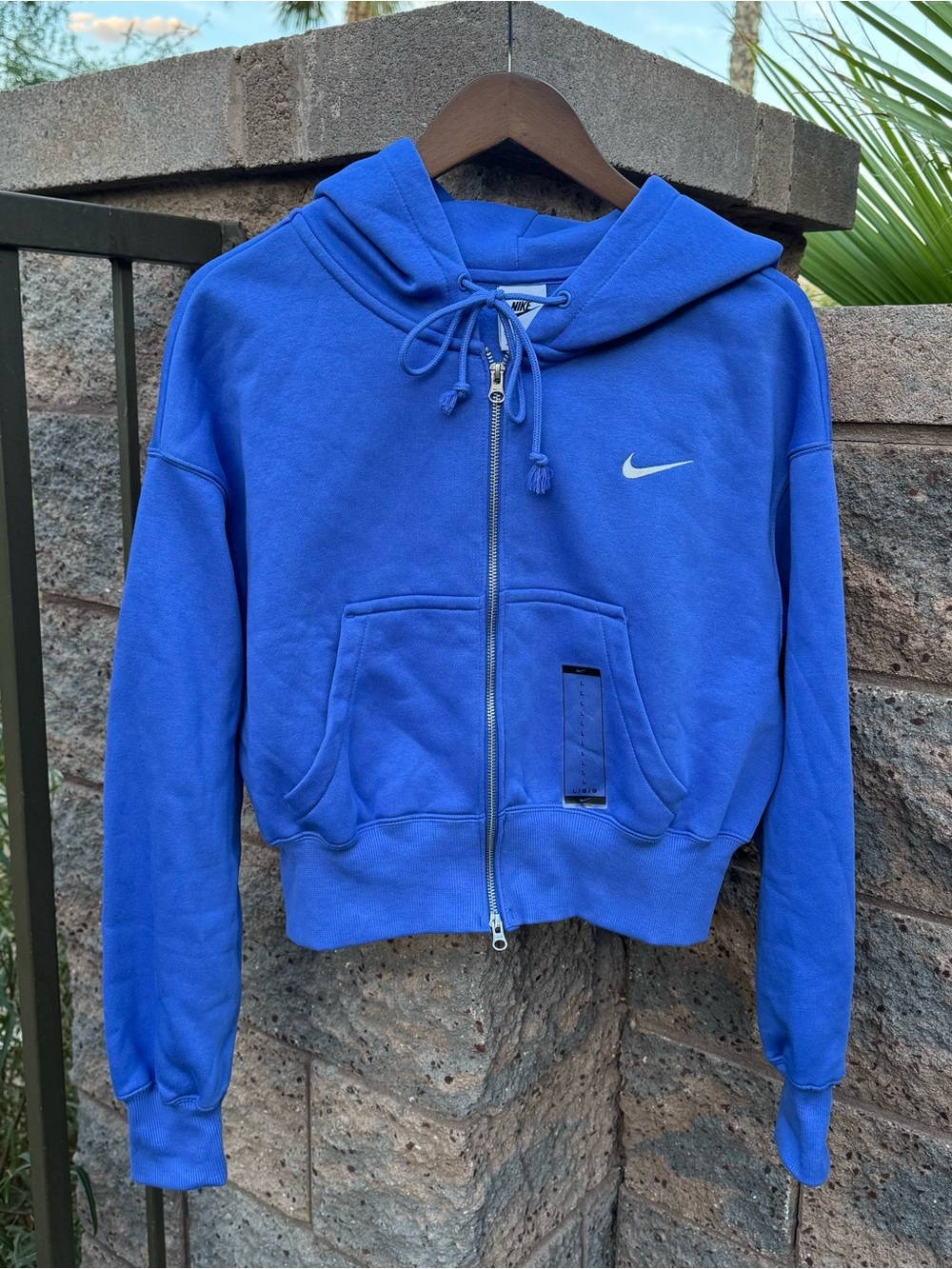 Nike Women's Blue Zip-Up Cropped Hoodie Jacket

🚭
🚫 Pets